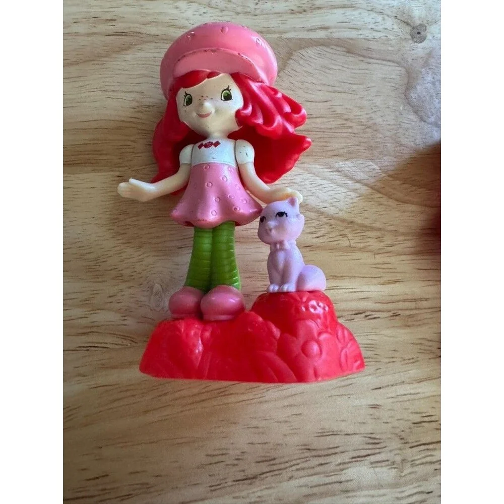 early-2000s Strawberry Shortcake figure lot of 4 figures plus two accessories
